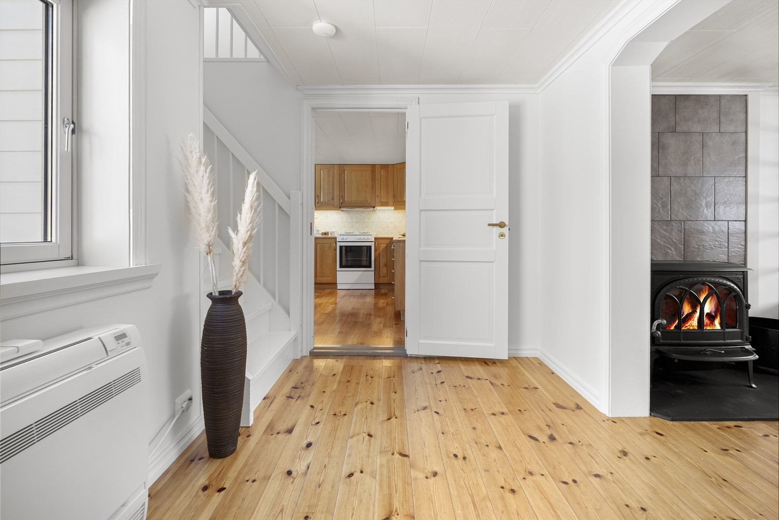 Fra kjøkkenet er det tilkomst til stuen. Galleribilde