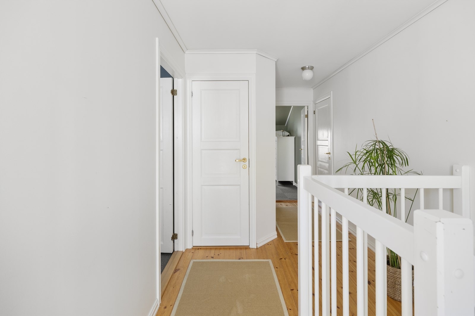 Opp i 2. etasjen finner man tre soverom og bad. Galleribilde