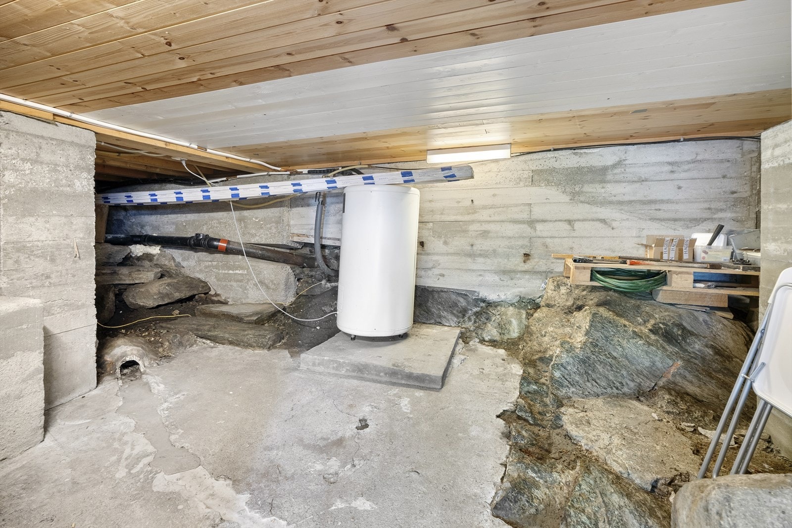 Det er krypkjeller i kjelleretasjen. Kjelleretasjen er ikke målbar pga. lav takhøyde (175 cm.). Galleribilde