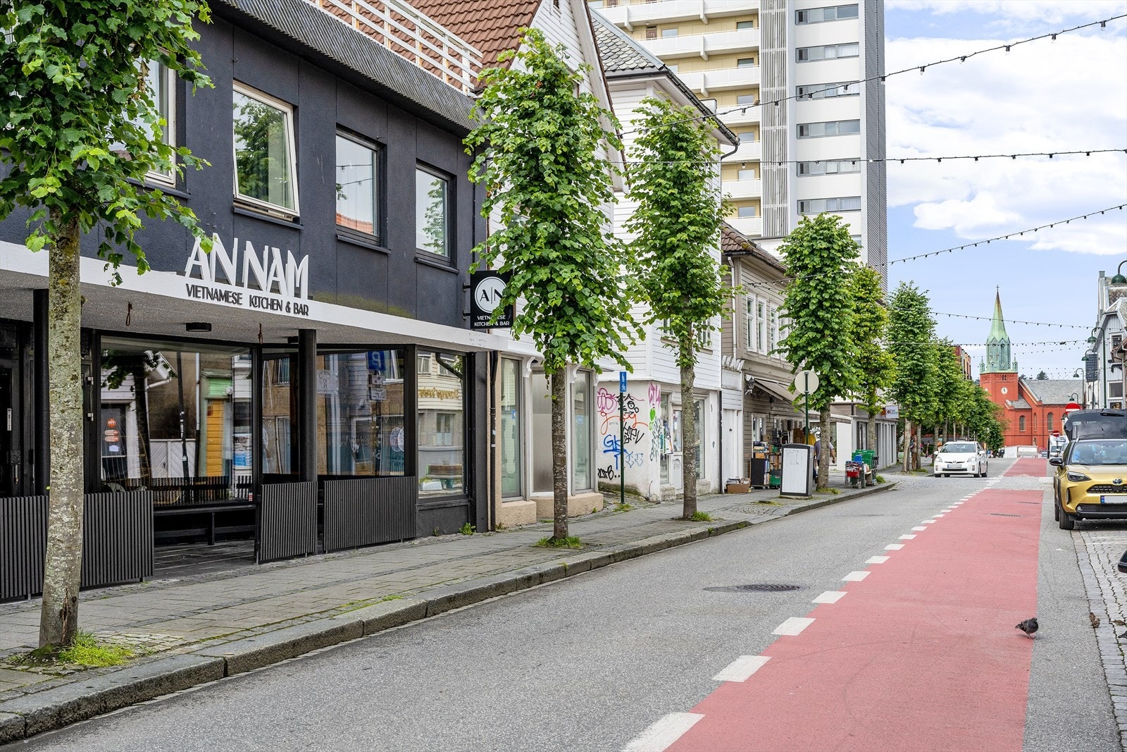 I Pedersgata finner man flere ulike restauranter, take-away kjeder og butikker. Galleribilde