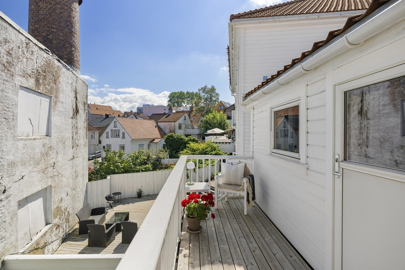 Boligen er opprinnelig fra ca. 1846 og holder en fin kombinasjon av moderne innredning og flotte detaljer fra husets byggetid. Galleribilde