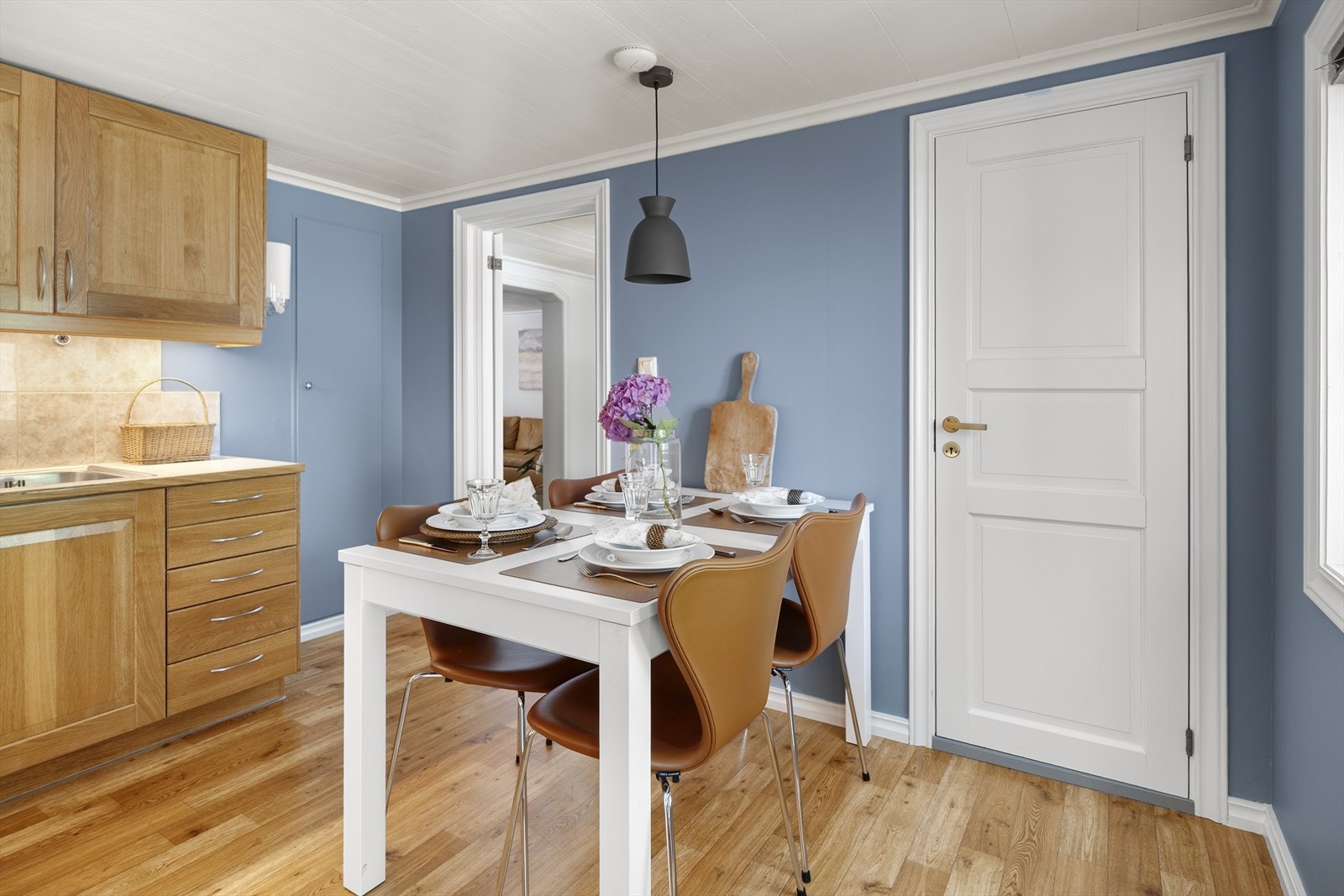 Ved kjøkkenet er det plass til spisebord. Galleribilde