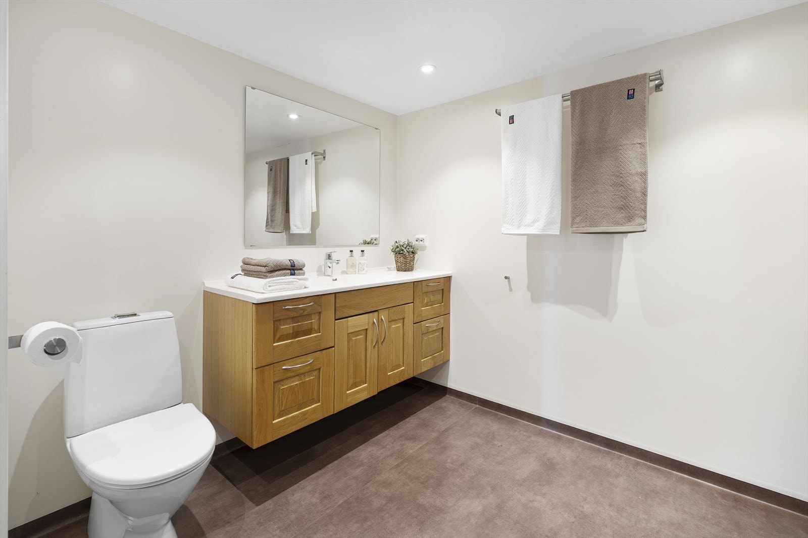 Badet har vinylbelegg på gulv med varmekabler, og vegger med våtromsbelegg. Galleribilde