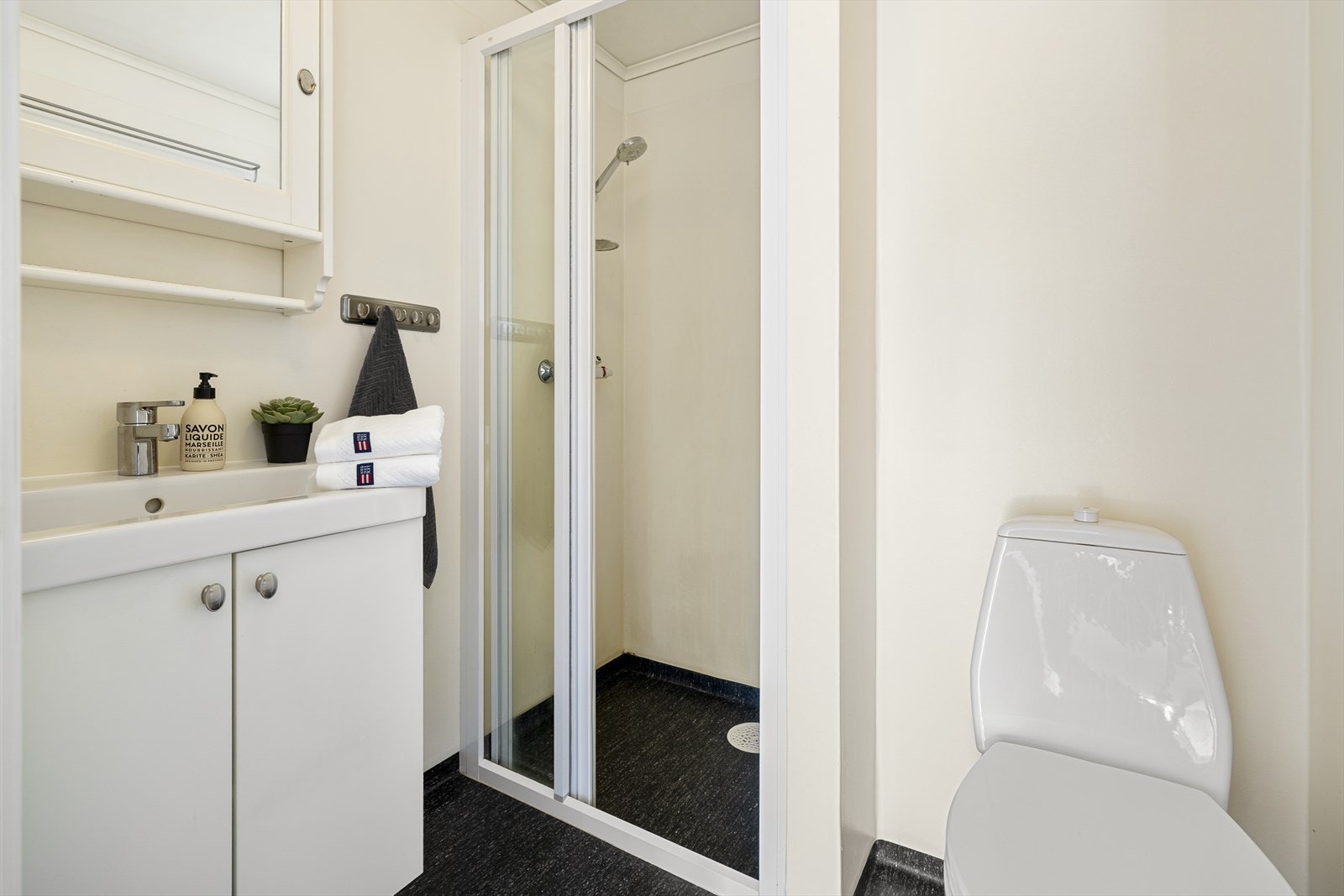 Badet i 2. etasje har vinylbelegg på gulv, og våtromsbelegg på vegger. Galleribilde