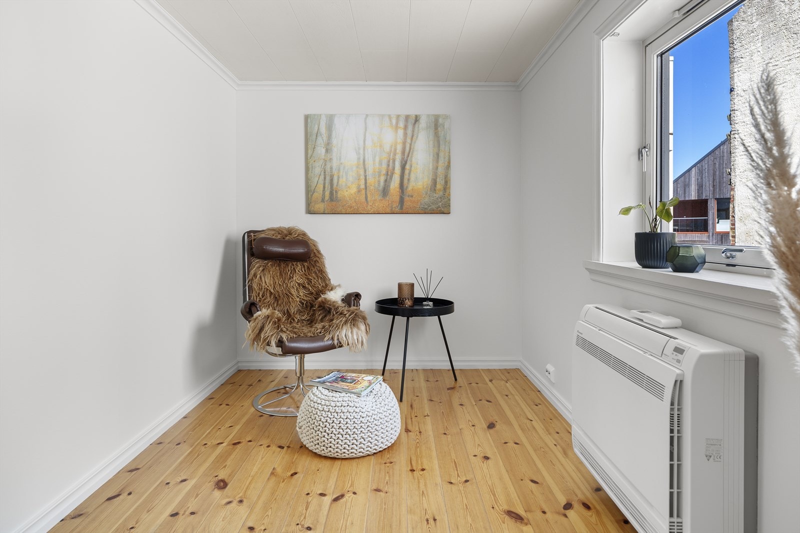 Stuen leder videre inn til mellomgangen som har plass til ønsket møblement, enten det er spisestue eller den perfekte godstolen. Galleribilde