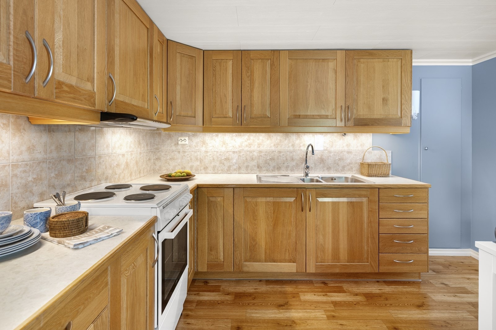 Kjøkkenet har opplegg for frittstående hvitevarer som komfyr og kjøleskap. Galleribilde