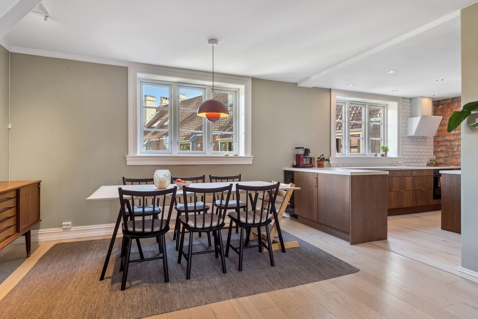 Plass til spisebord og stoler ved kjøkken Galleribilde