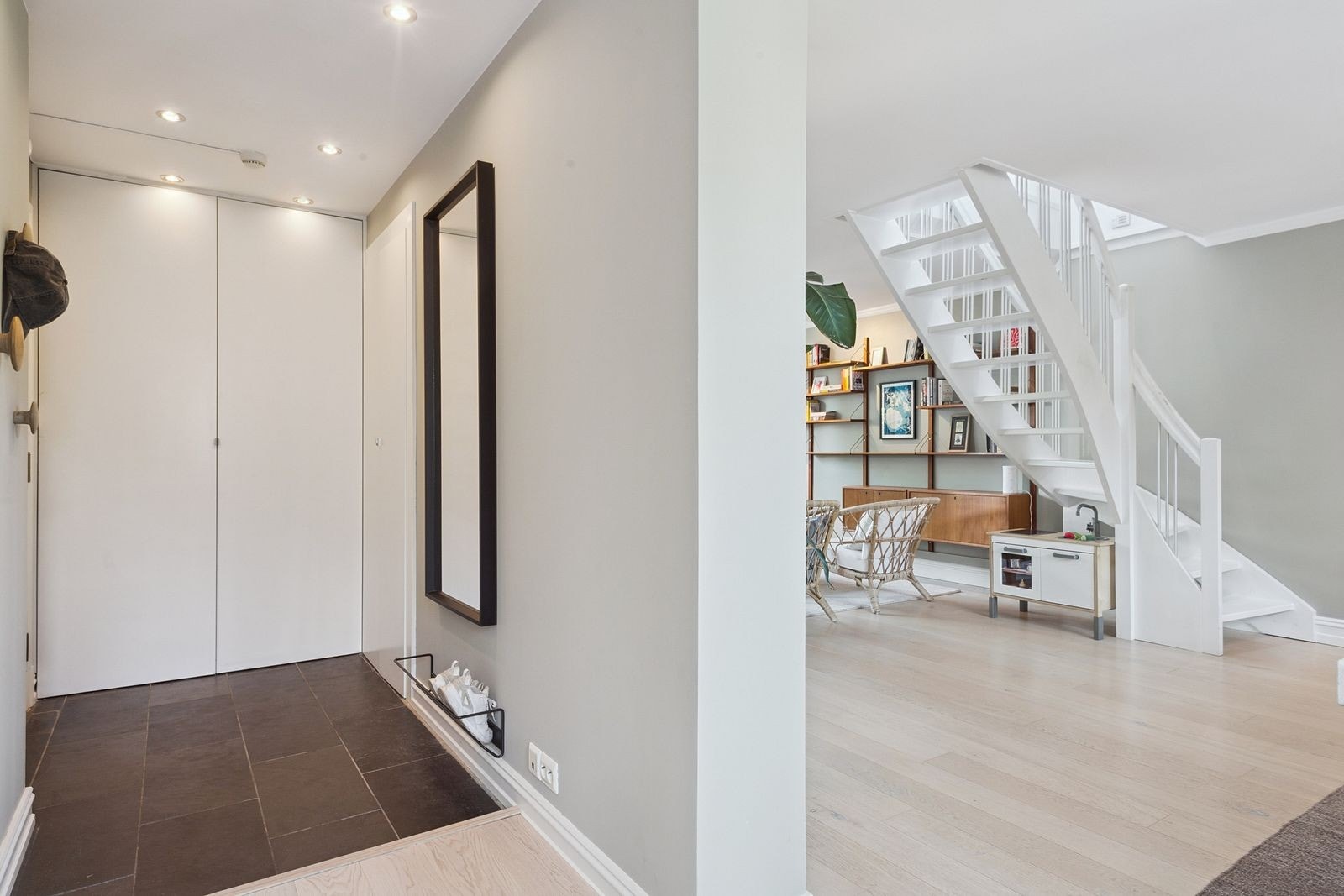 Entré med garderobeskap Galleribilde