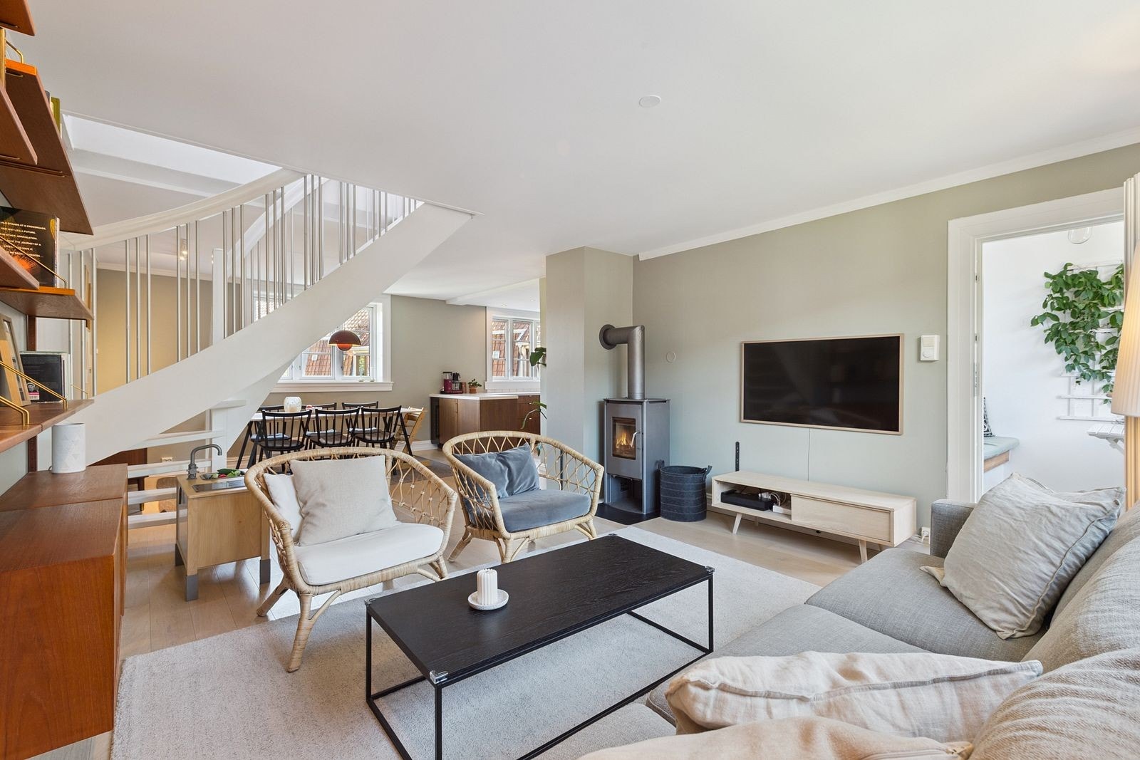 Romslig stue med peis Galleribilde