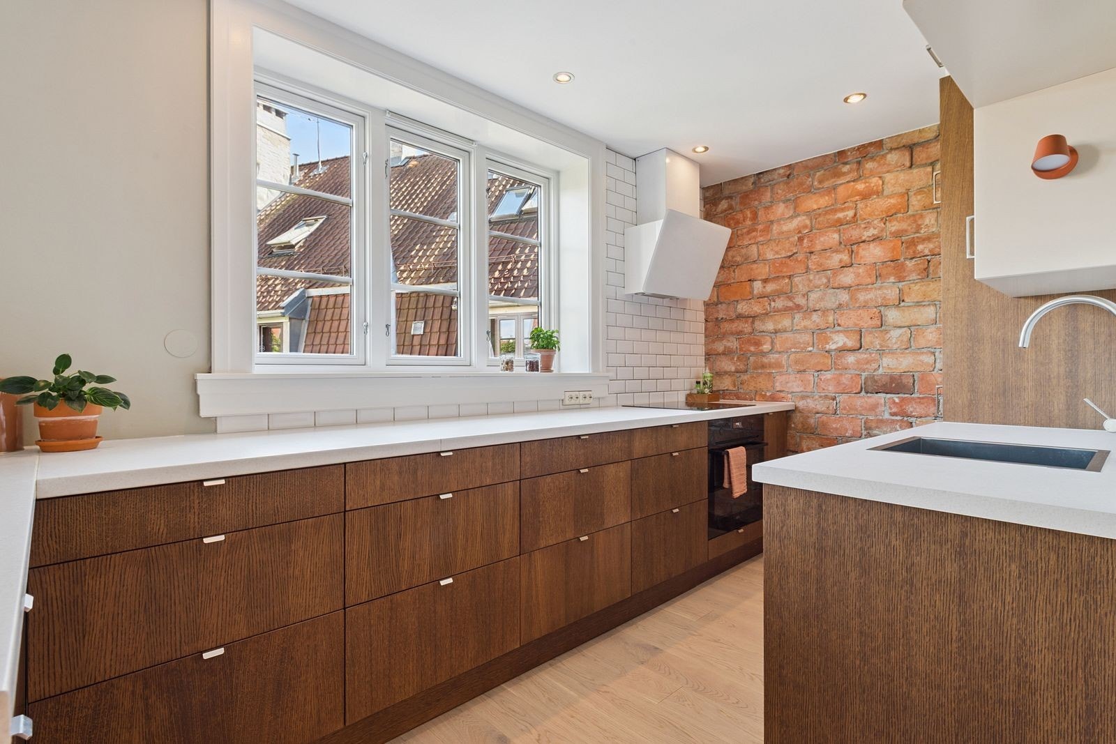 Meget pent kjøkken fra 2024 med integrerte hvitevarer Galleribilde