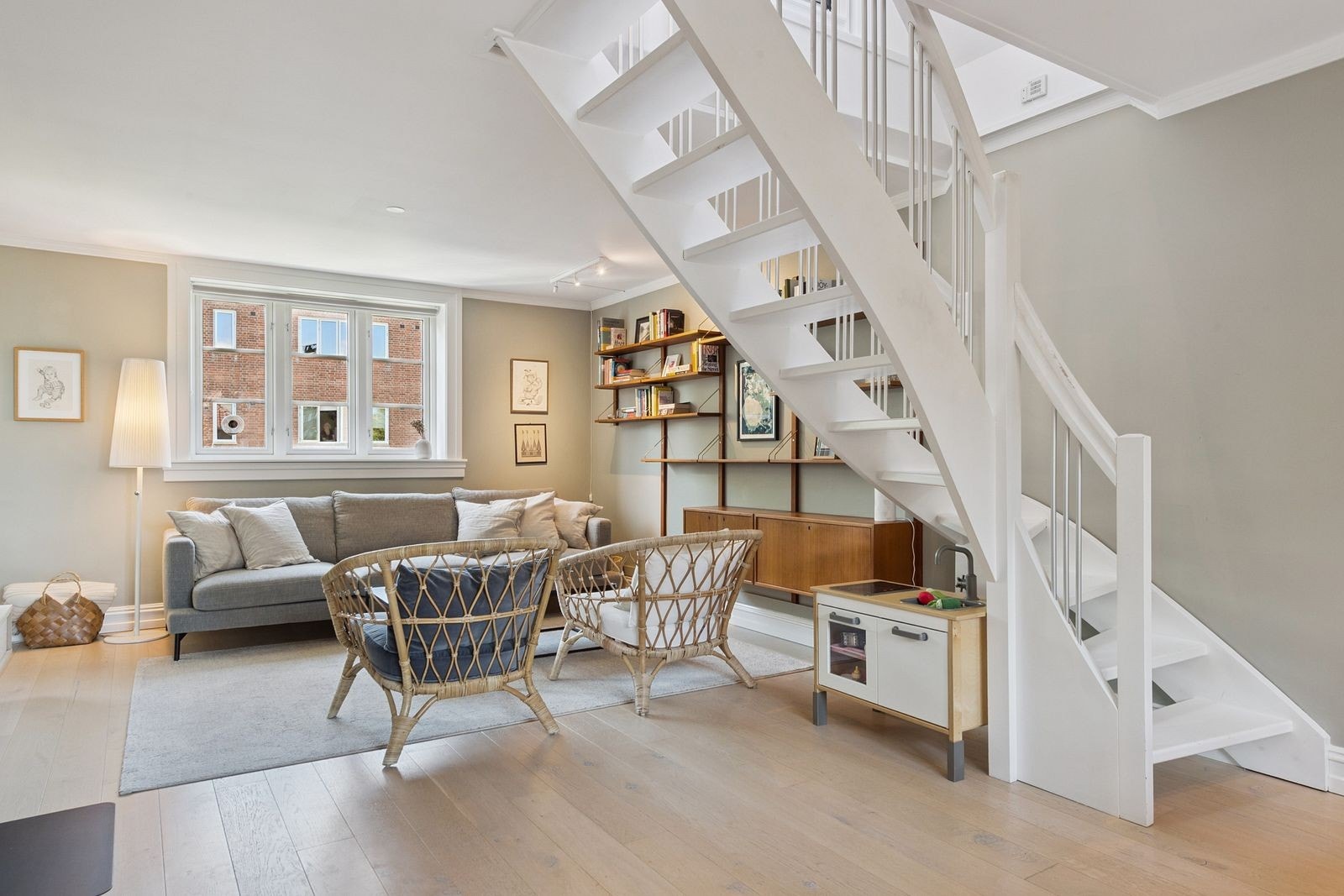 Lys og fin stue med trapp til 2. etasje Galleribilde