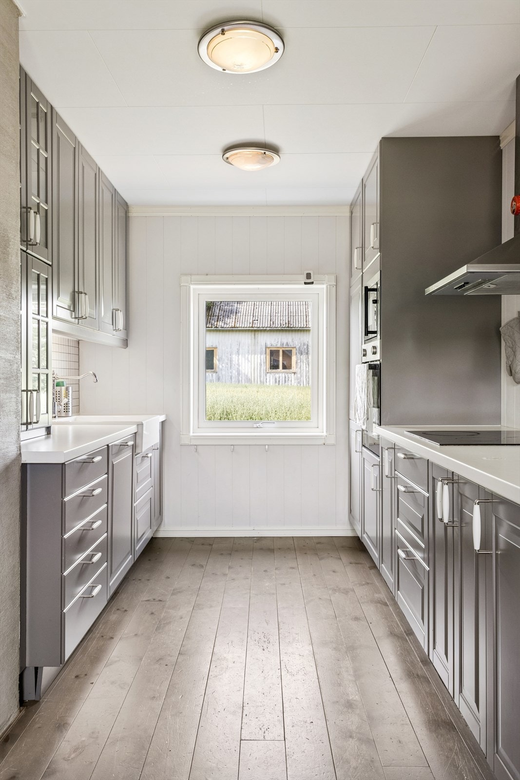 Kjøkkenet har integrerte hvitevarer. Galleribilde