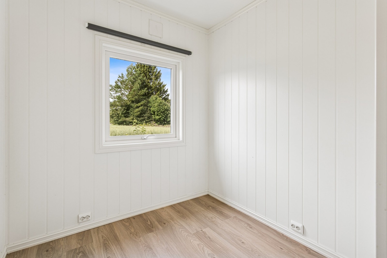 Rom nummer 3 i 1. etasje, har blitt benyttet som barnerom og oppbevaring/kontor. Rommet er lite, men har stort vindu for lysinnslipp og rømningsveg. Galleribilde