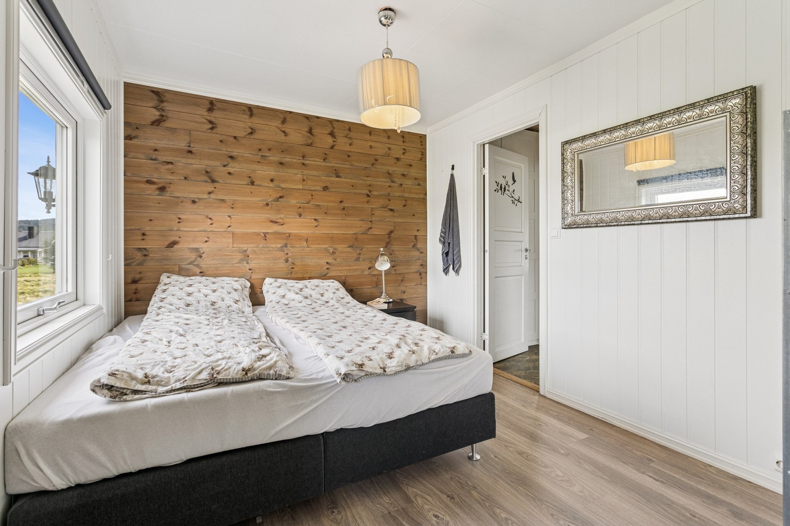 Hovedsoverom i 1. etasje i tilknytning til rom nr. to som i dag benyttes som walk-in closet. Galleribilde