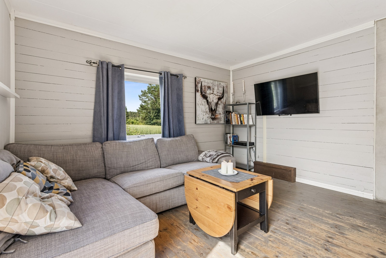 Stuen har plass til sofagruppe og spisestue Galleribilde