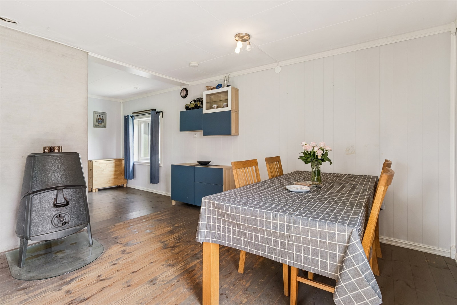 Sjarmerende tregulv i stuen Galleribilde