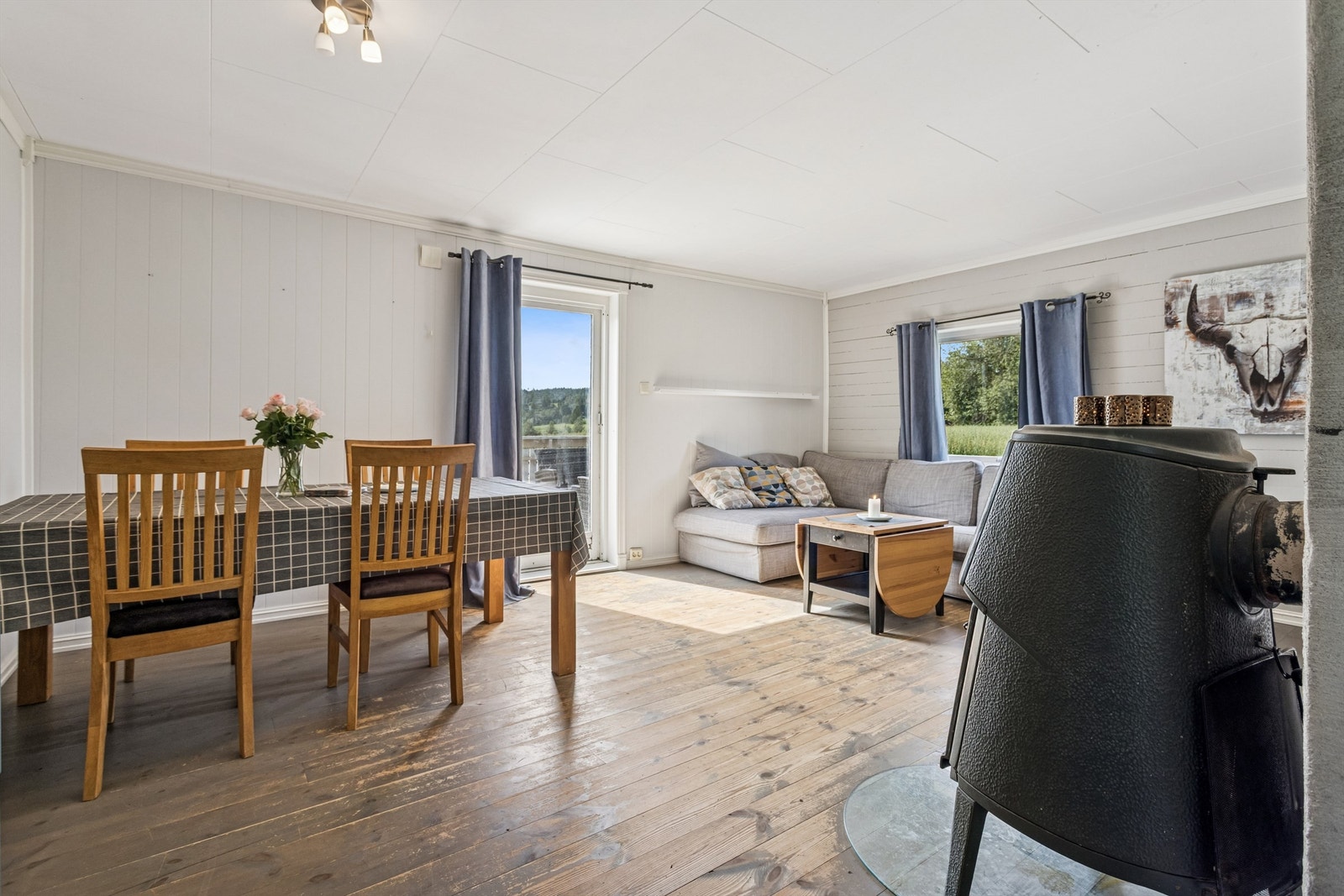 Stuen er lys og luftig på grunn av de store vindusflatene. Galleribilde