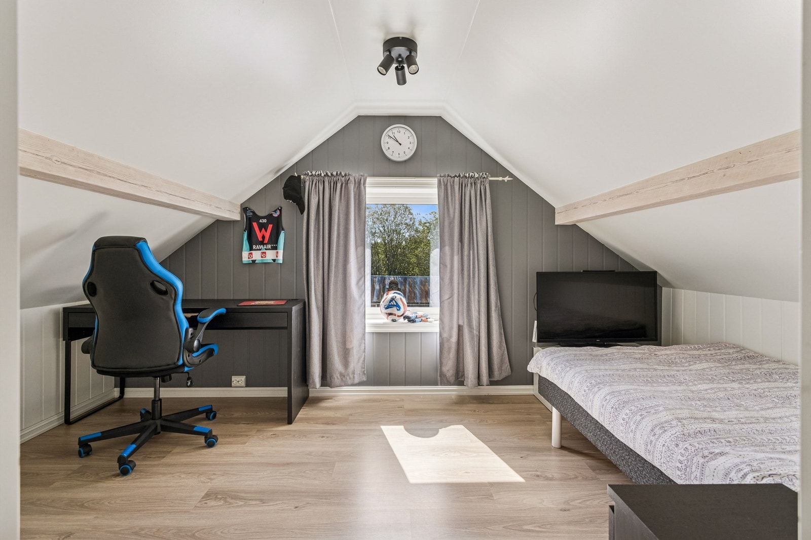 Stort rom i 2. etasje. Benyttes til soverom Galleribilde