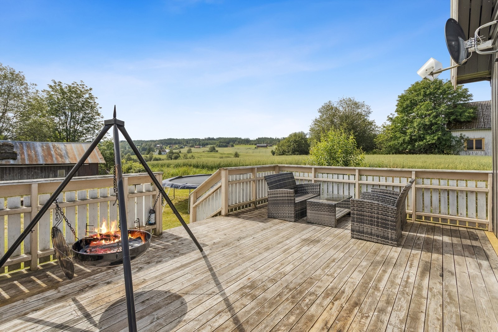 Terrassen er meget romslig og solrik. Utgang fra stuen Galleribilde