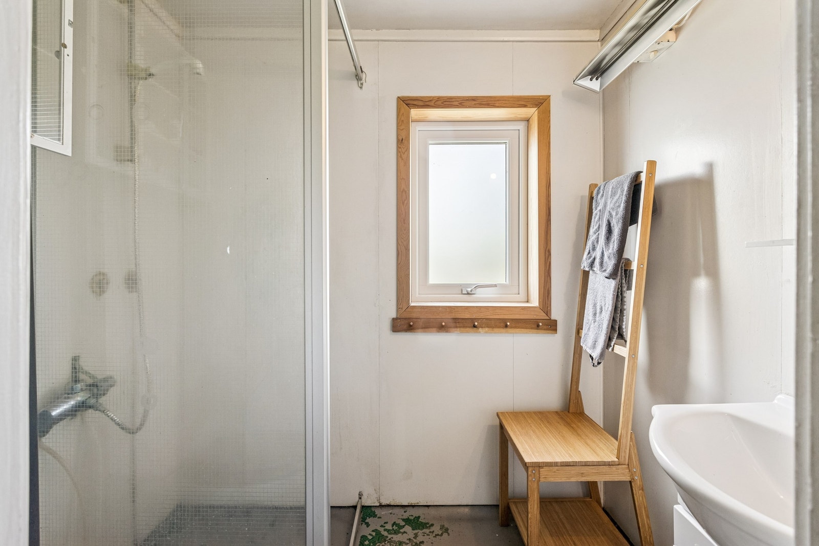 Baderommet er utdatert og trenger renovering. Kan benyttes, men anbefales å tas snarest. Galleribilde