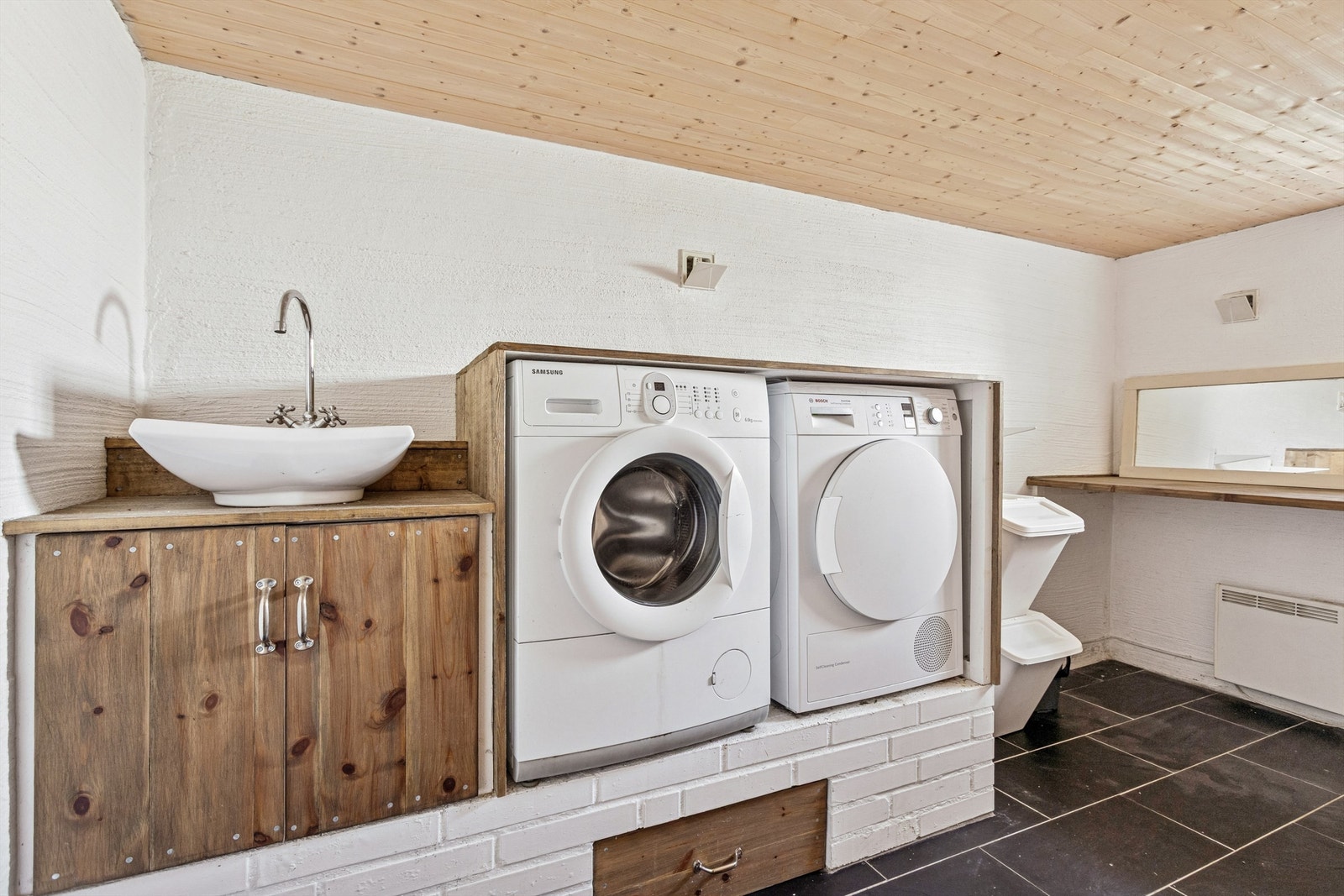 Vaskerom er plassert i kjelleren og har en rustikk og fin løsning med plass til vaskemaskin og tørketrommel. Galleribilde