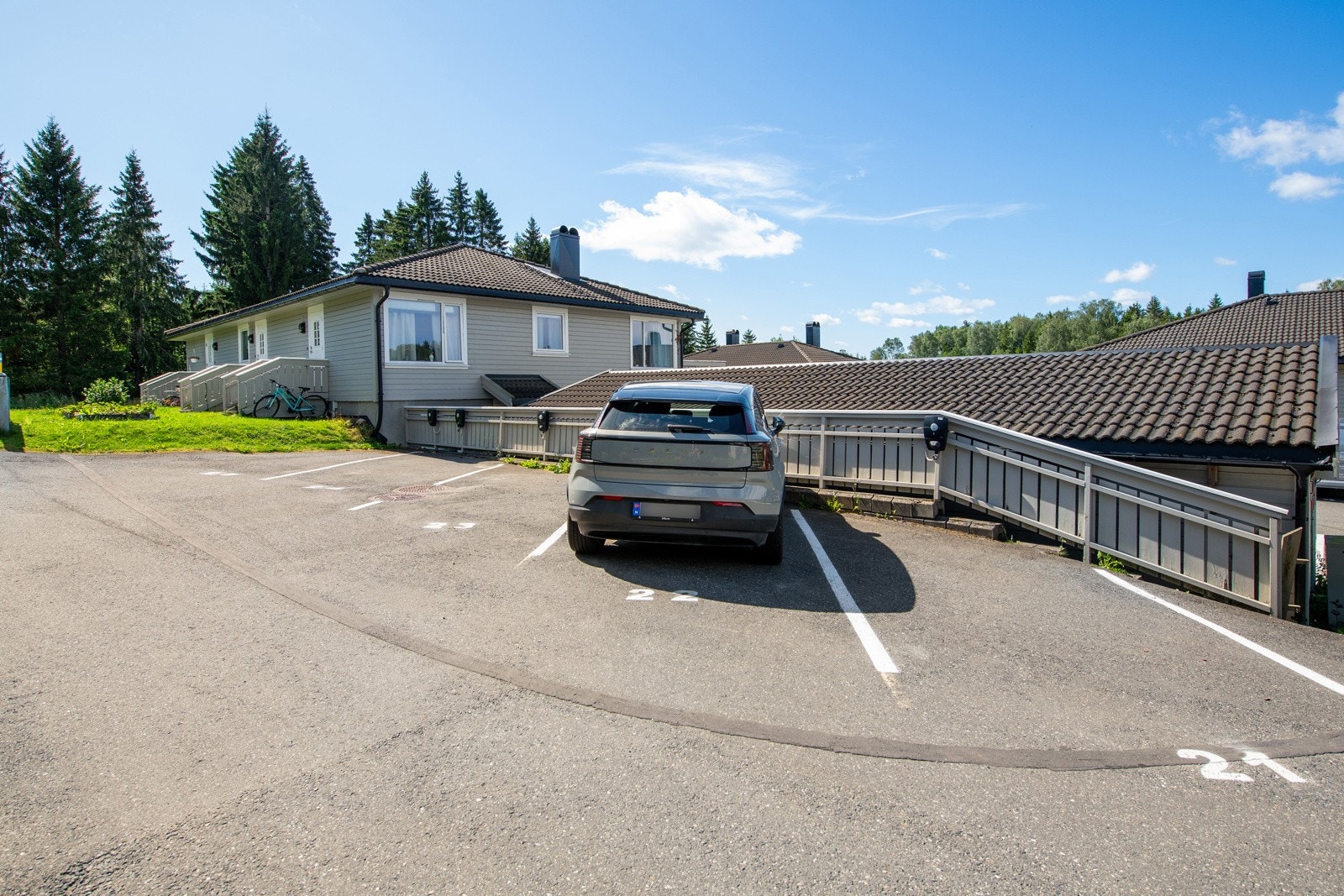 Leiligheten harfast parkeringsplass i kort gangavstand unna. Mulighet for etablering av ladestasjon i regi borettslaget Galleribilde