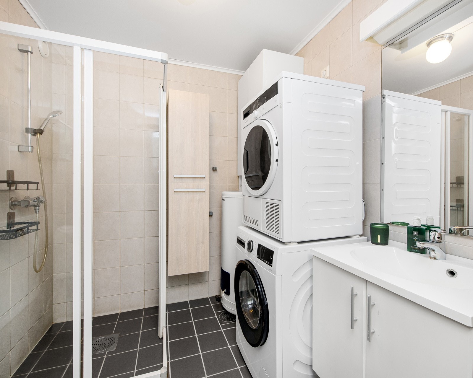 Badet er flislagt på gulv og vegger Galleribilde