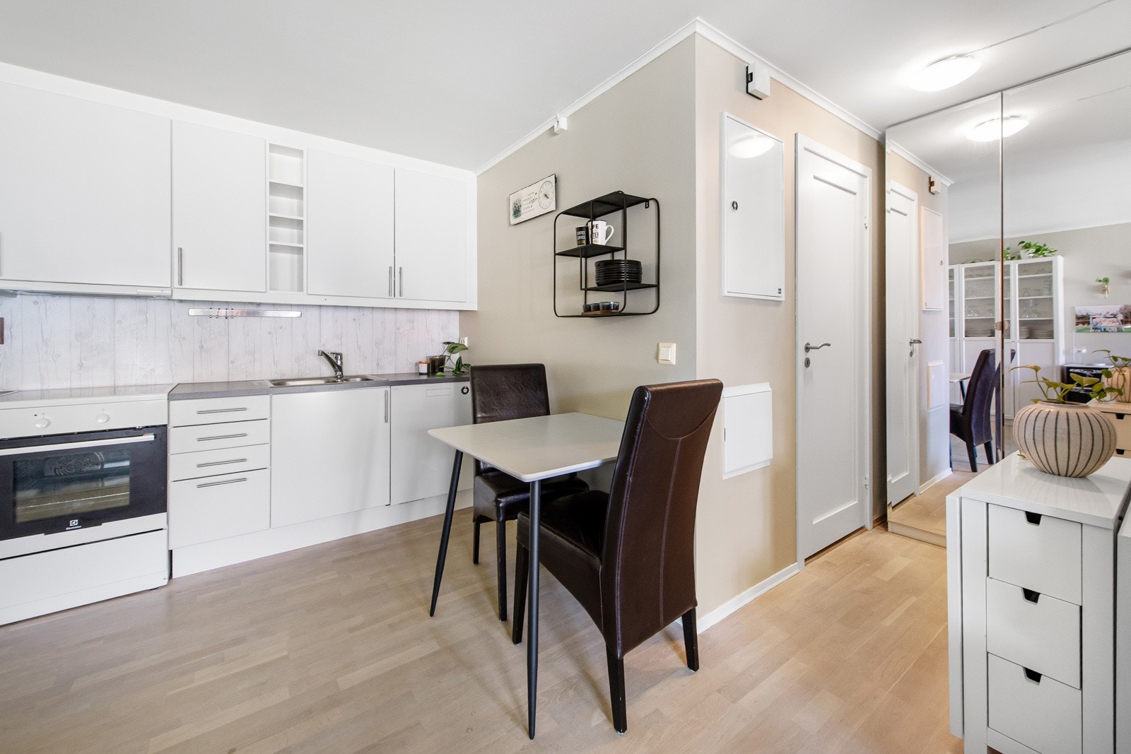 Plass til spisebord ved åpen kjøkkenløsning Galleribilde