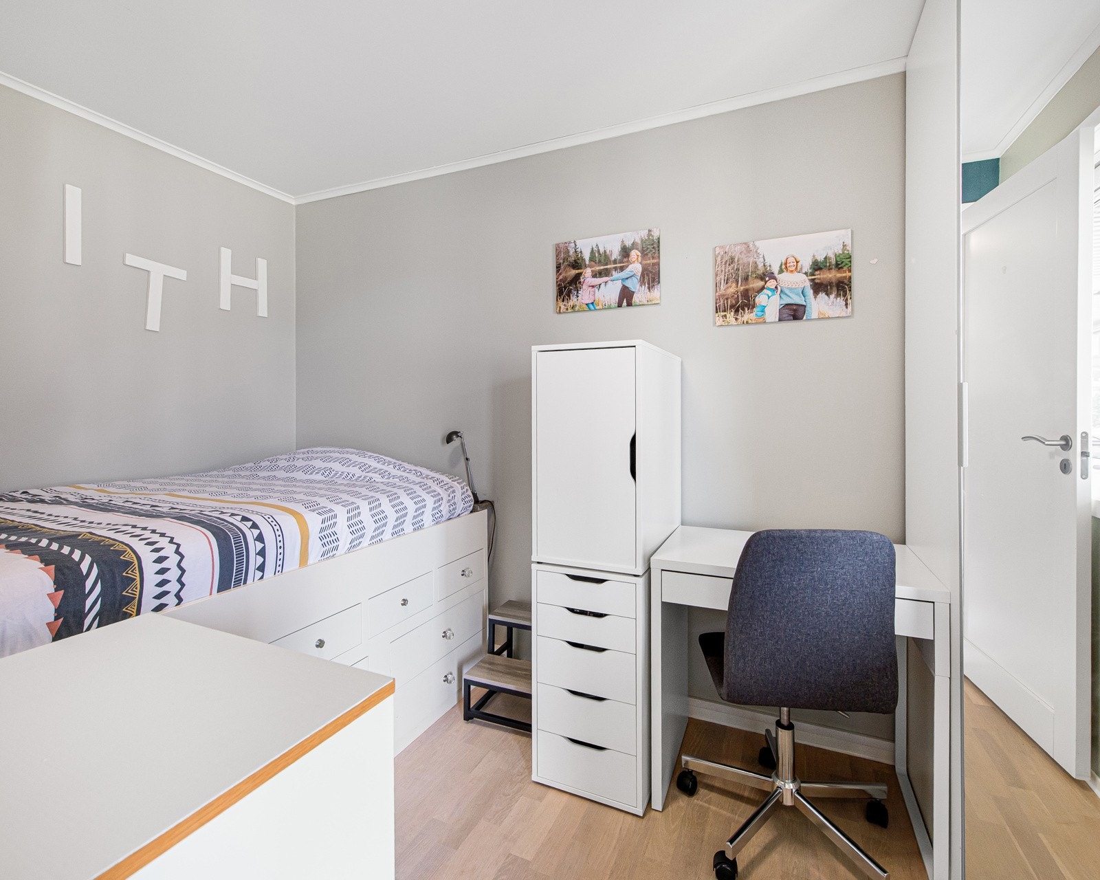 Soverom med plass til liten dobbeltseng, skrivepult og garderobeplass Galleribilde