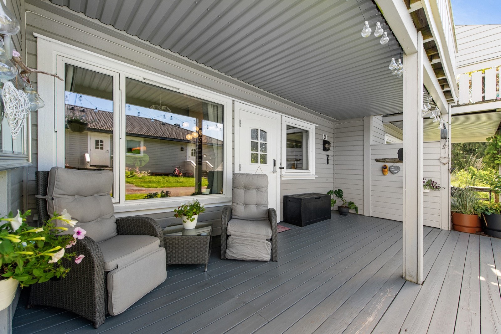 Romslig og solrik markterrasse på hele 16 kvm. mot vest med overbygg Galleribilde