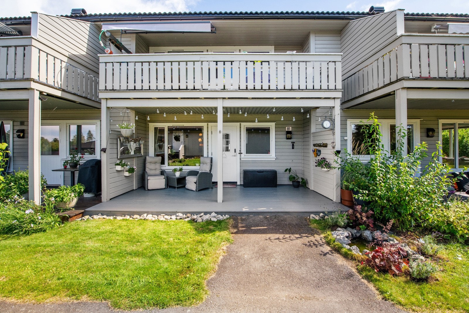 Eiere i 1. etasje har vedlikeholdplikt på arealet foran terrassen. Dette innebærer også at arealet kan beplantes privat etter godkjenning av styret. Galleribilde