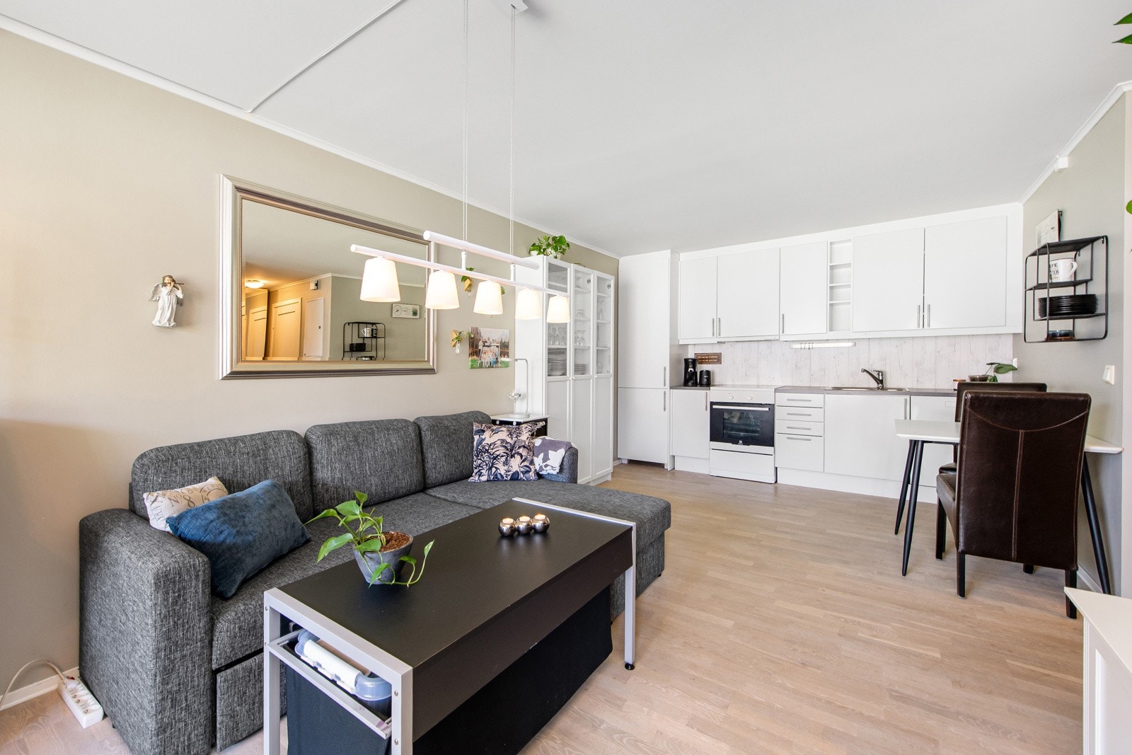 Leiligheten holder en normal god standard på overflater, innredninger og utstyr Galleribilde