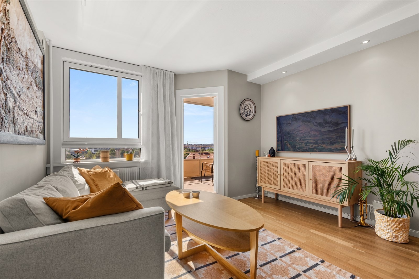 Lys og pen 2(3)-roms hjørneleilighet med flott utsikt | Stor og solrik balkong 8kvm | Heis | Varmtvann, fyring og internett inkl | Ingen dok.avgift Galleribilde