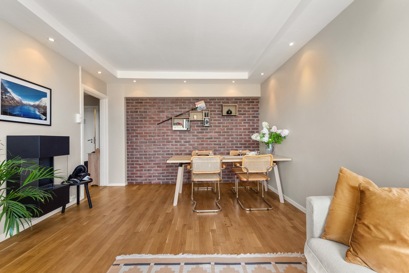 Stuen har også god plass til stort spisebord, perfekt for sosiale og hyggelige sammenkomster. Galleribilde