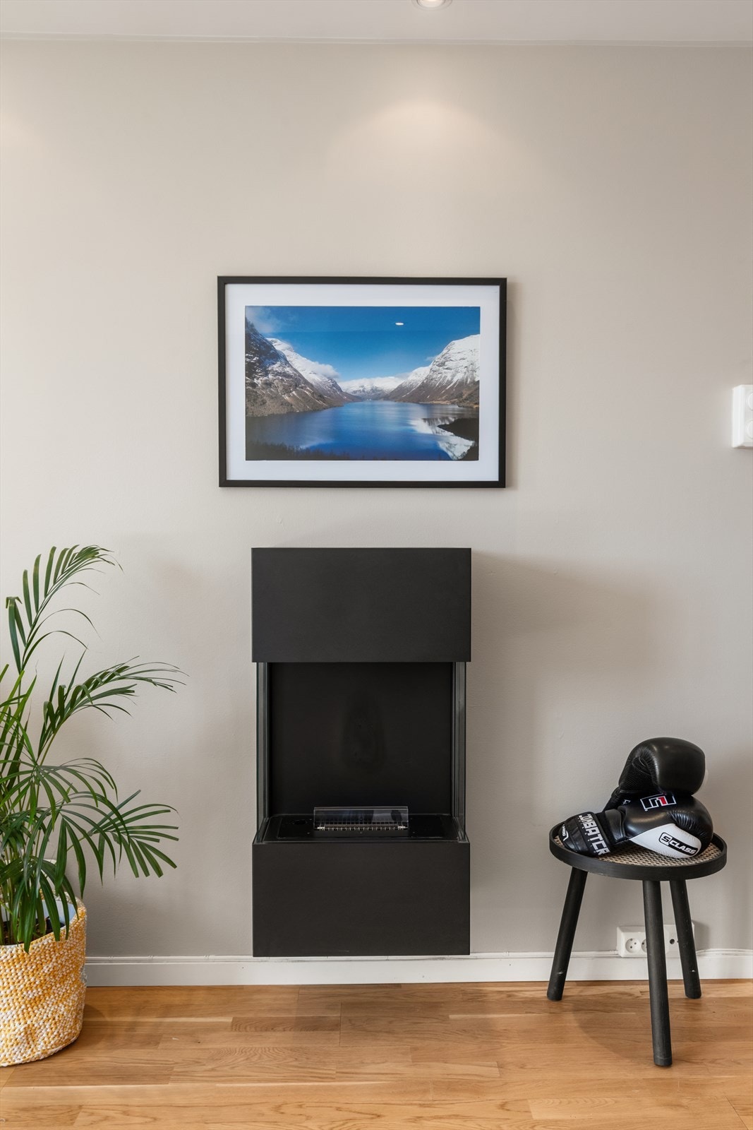 Leiligheten er malt i lyse og delikate farger, som gir en god harmoni og atmosfære. Biopeisen medfølger ikke. Galleribilde