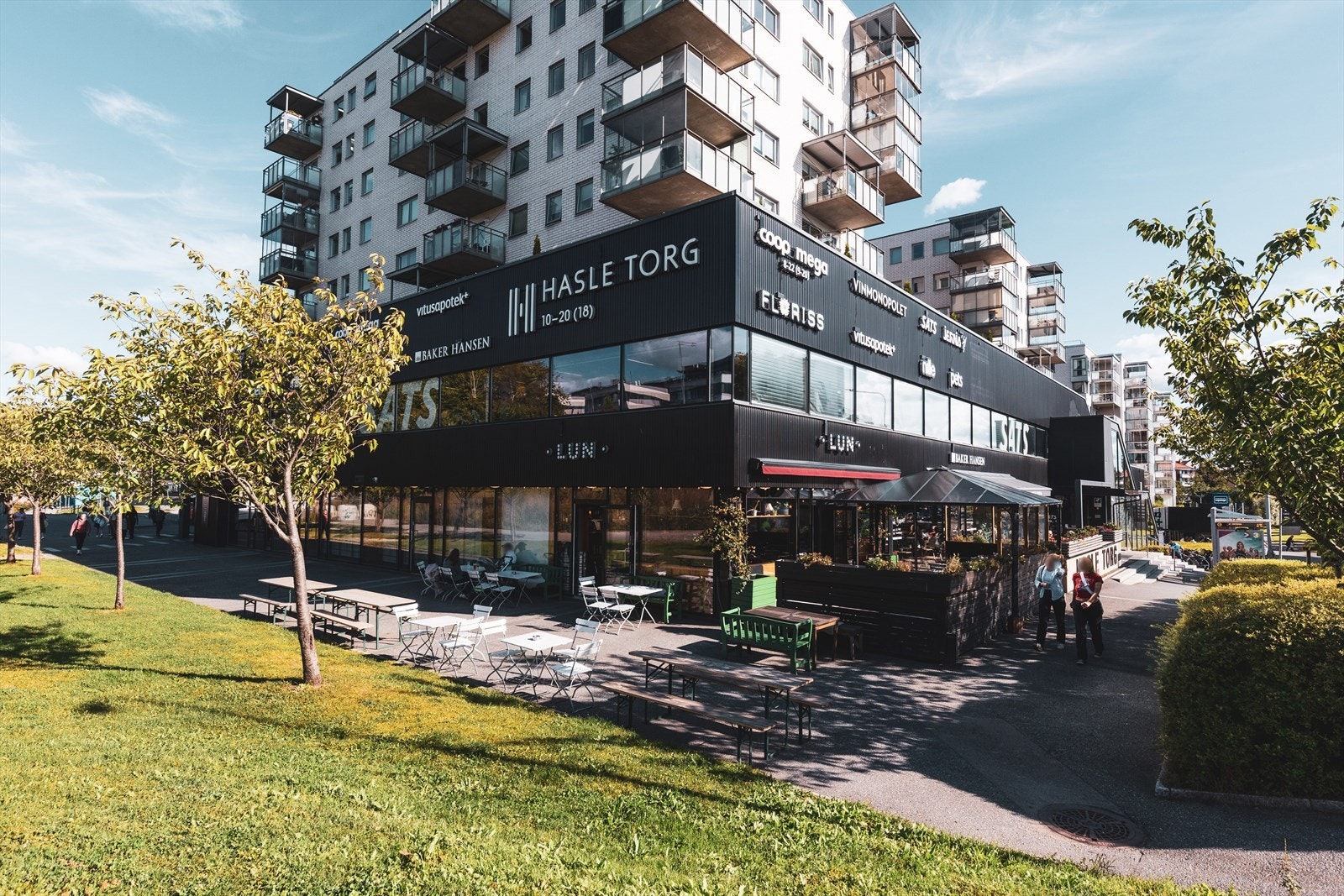 Hasle Torg tilbyr et bredt utvalg butikker og servicetilbud som Coop Mega, Baker Hansen, Vinmonopolet, apotek, SATS treningssenter, Nille, Jernia m.m. I tillegg finner du Kiwi og Rema 1000 i nærområdet. Galleribilde