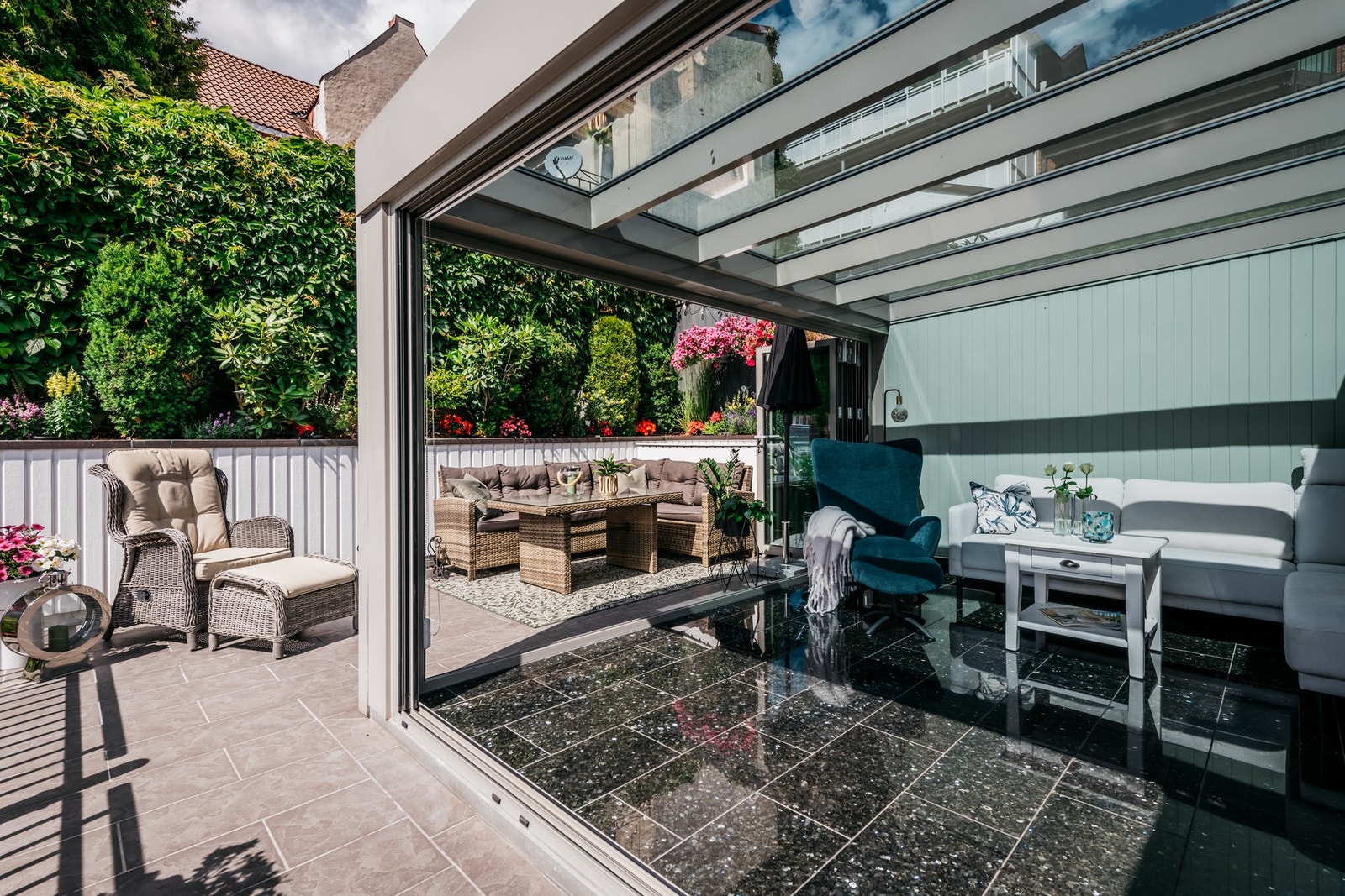 Vinduene kan skyves til side slik at solen slipper helt inn. Galleribilde