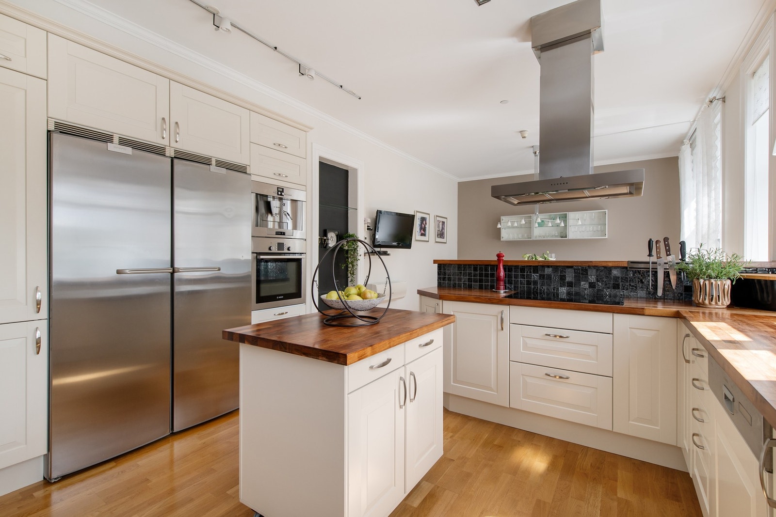 Integrert i innredningen er det platetopp, kaffemaskin, stekeovn og oppvaskmaskin. Galleribilde