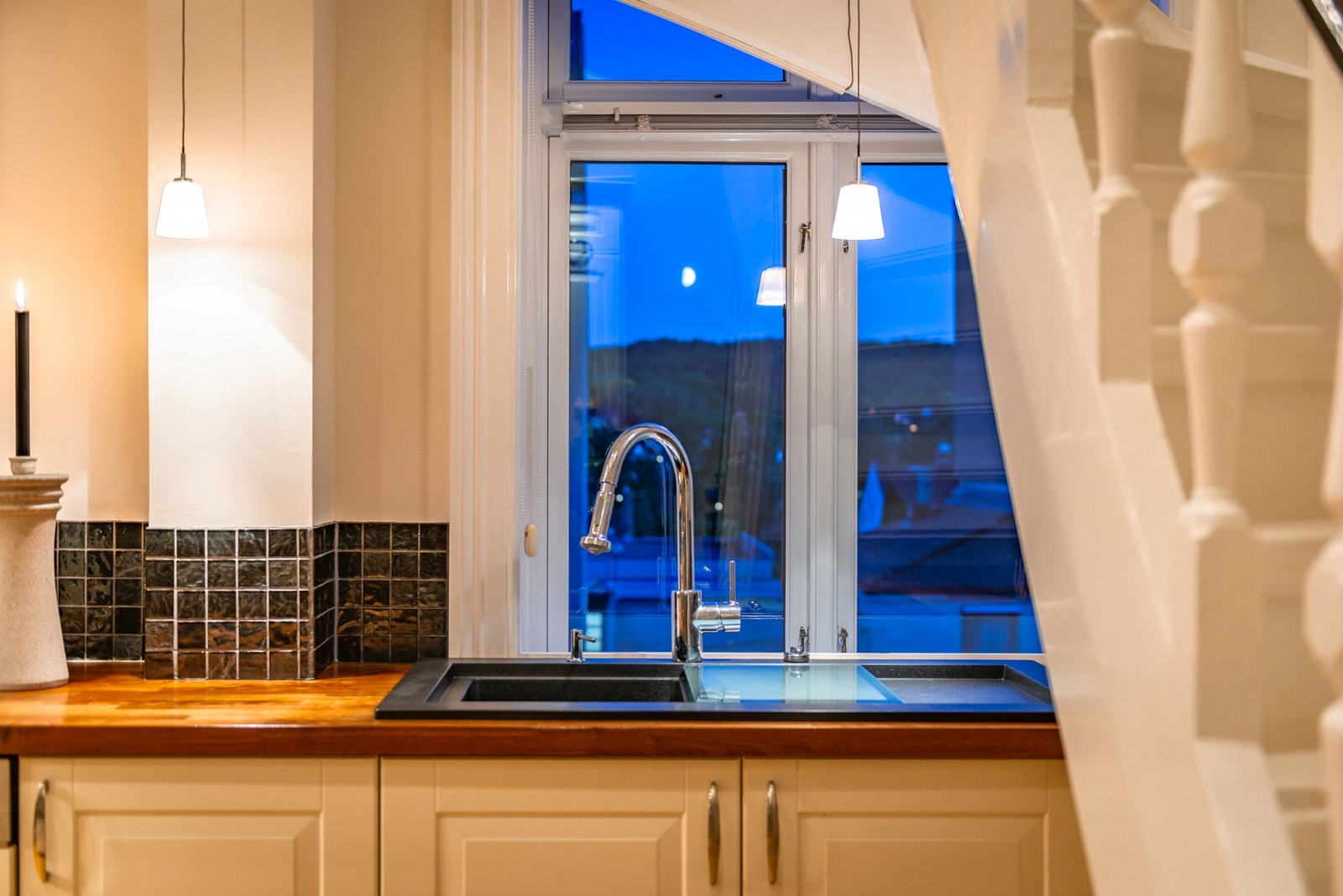 Downlights i taket tilfører ekstra lys til arbeidsflatene. Galleribilde