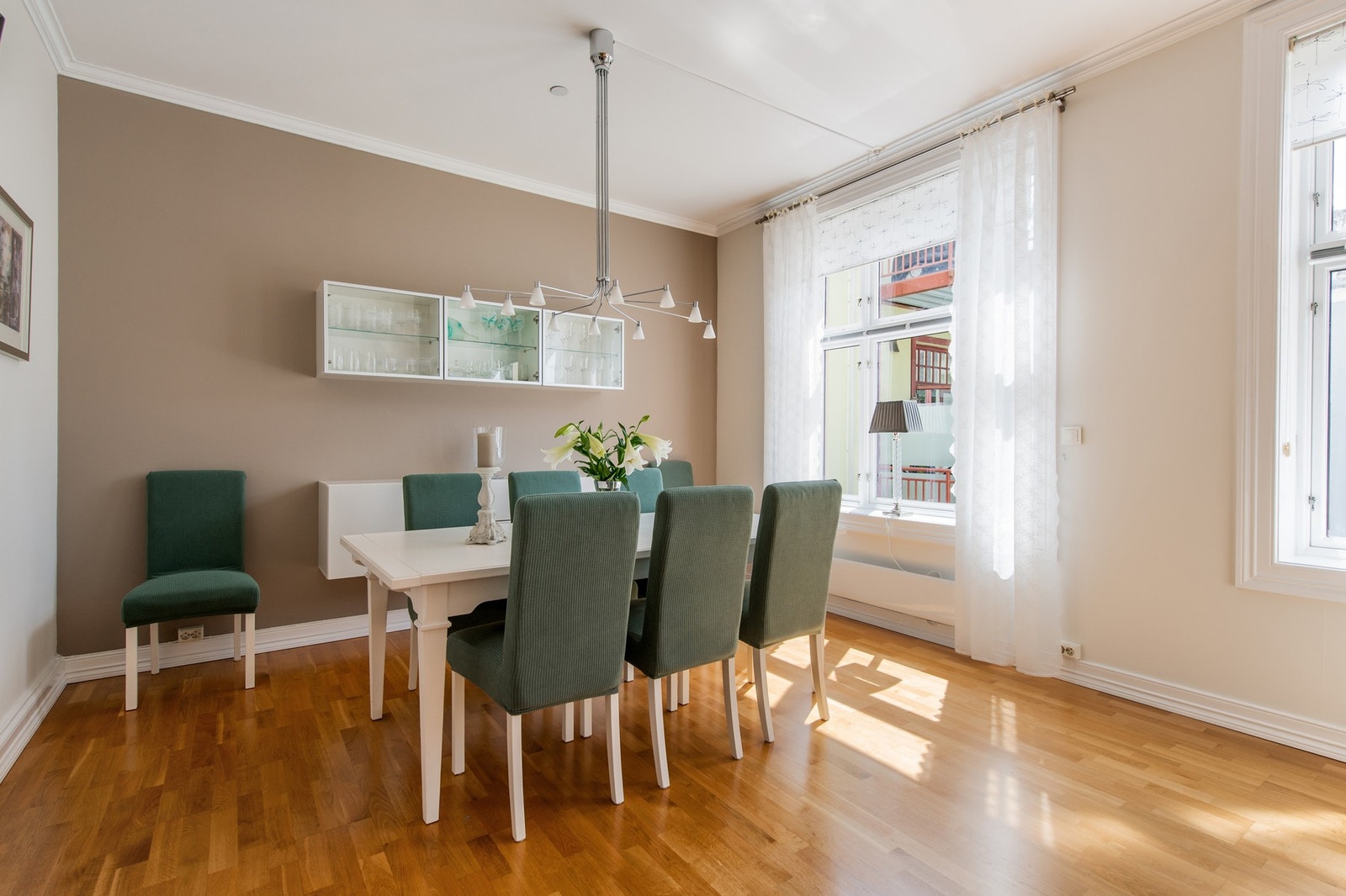 Her er det høyt under taket, og kjøkkenet innbyr til både rolige morgenstunder og store middagsselskaper. Galleribilde