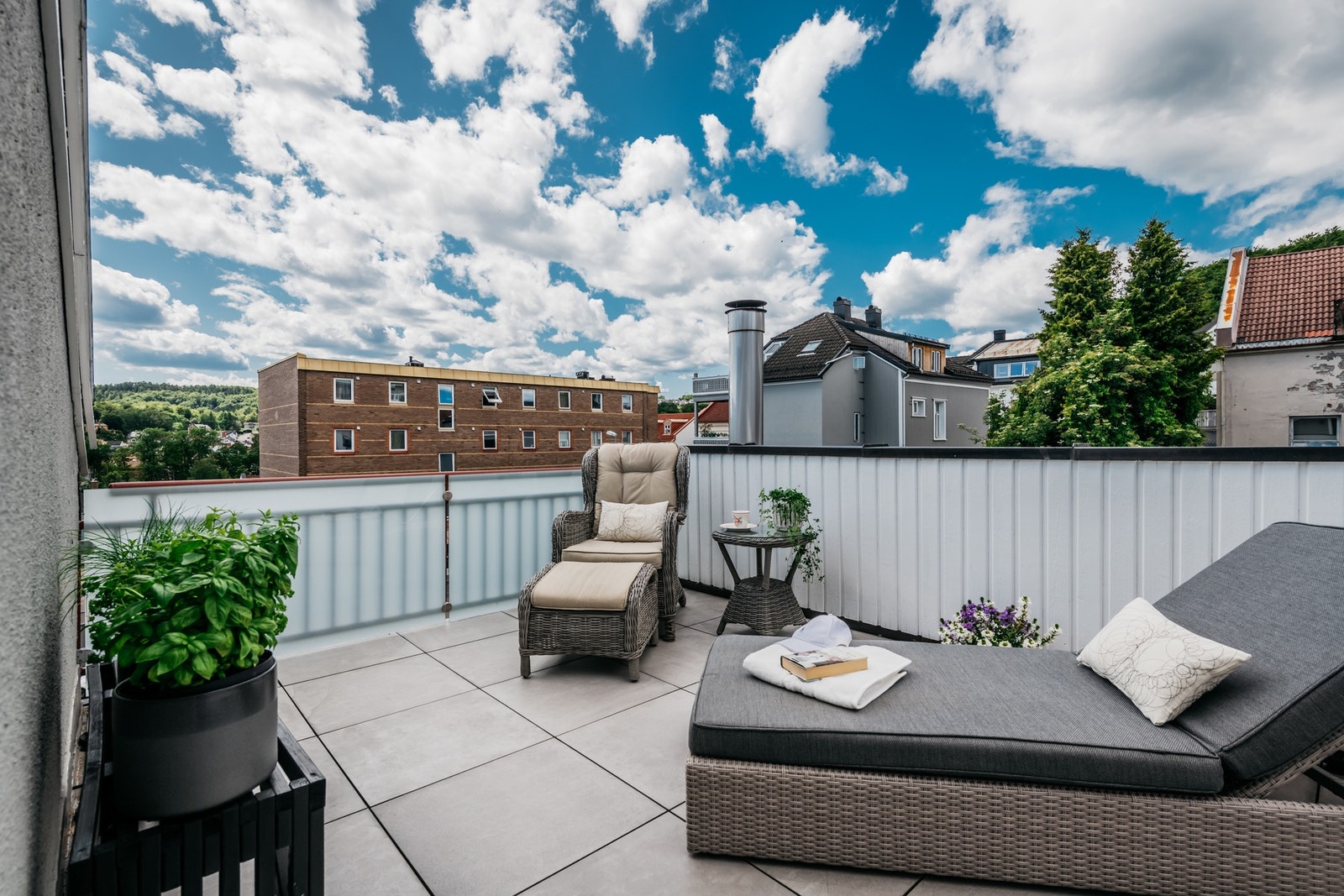Sommerdagene tilbringes også på en trivelig takterrasse med utsyn mot sørvest. Galleribilde