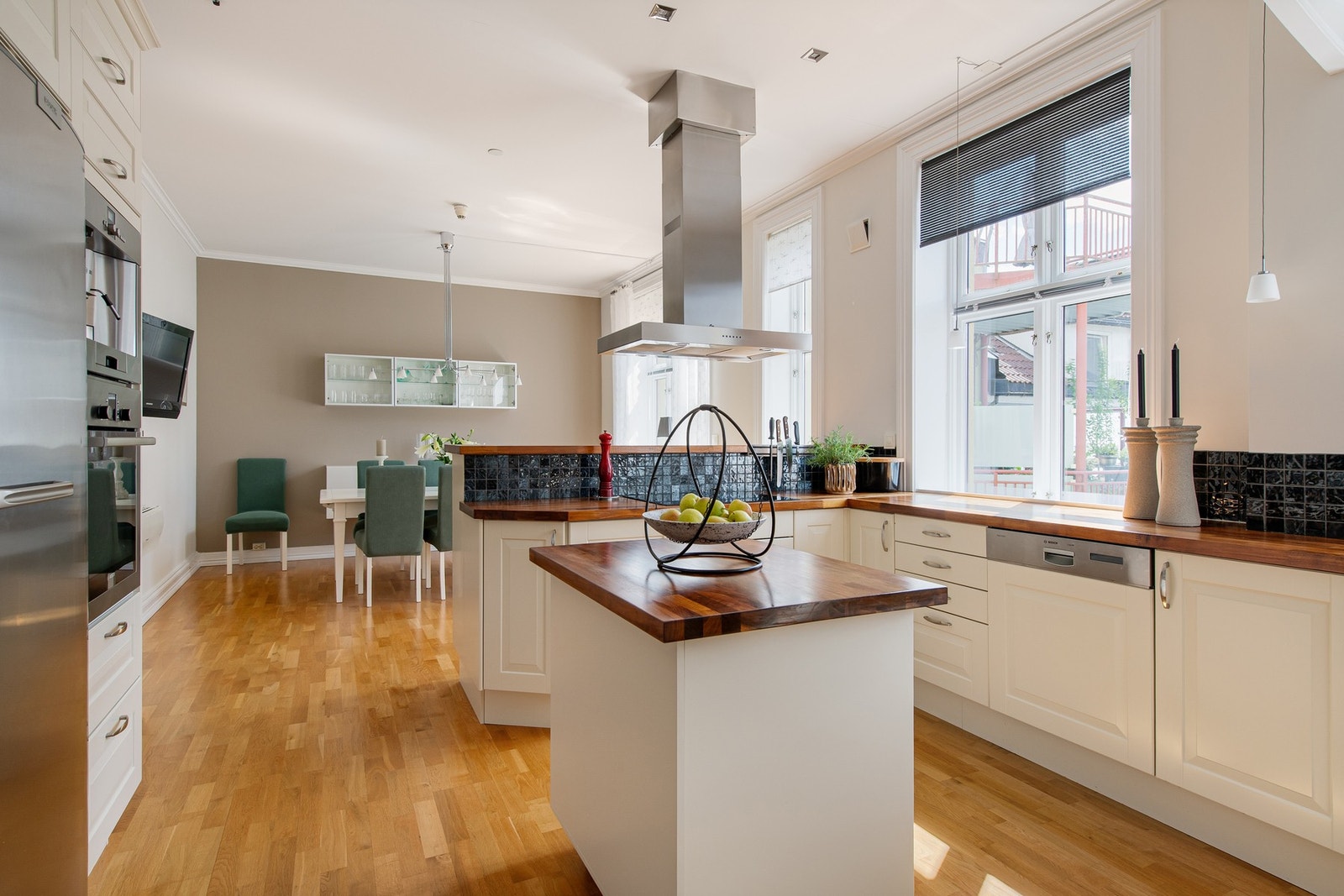 Leiligheten har et flott kjøkken; åpent og luftig med mye lys fra store krysspostvinduer. Galleribilde