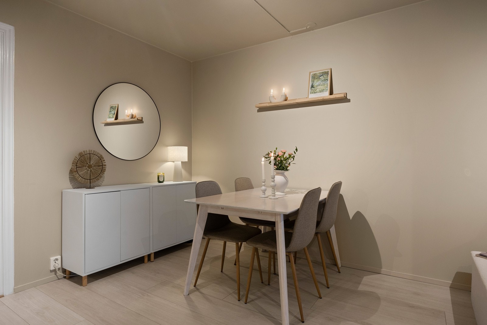 Her kan du sette inn et uttrekkbart spisebord så utnyttes plassen maksimalt Galleribilde