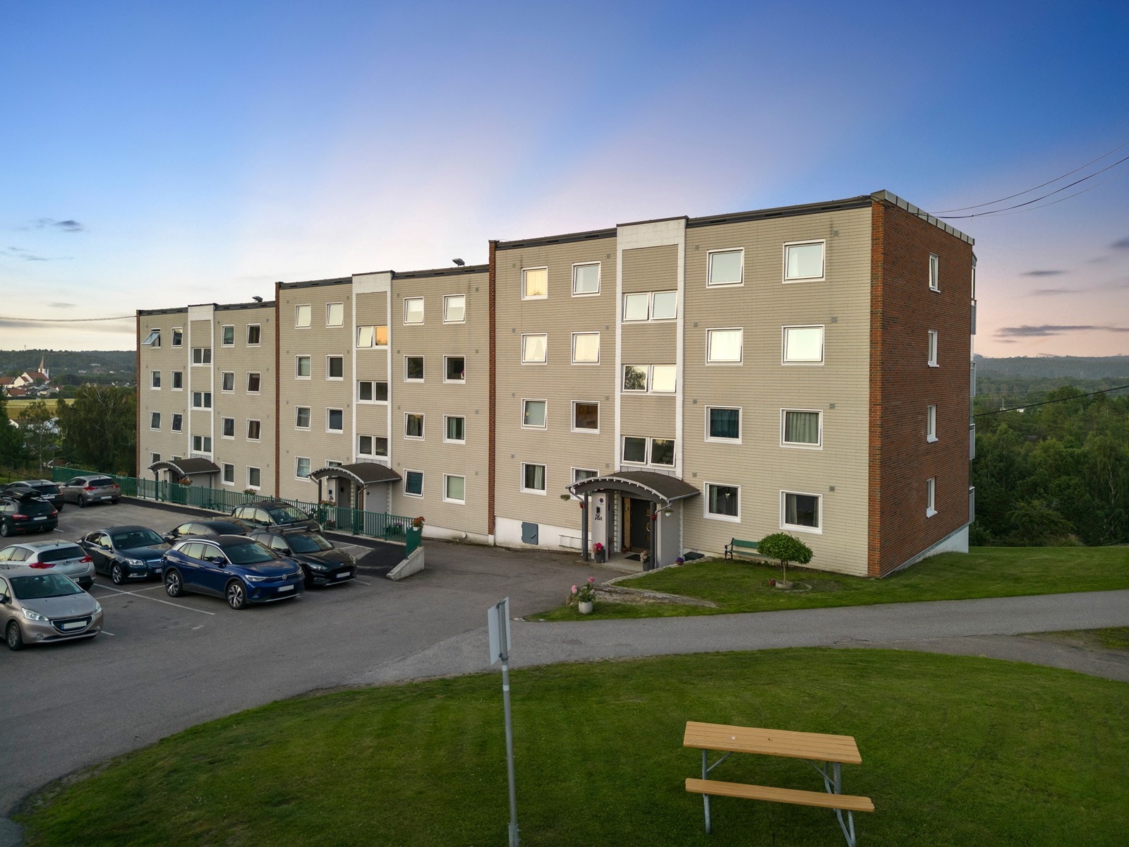 Biloppstillingsplasser foran blokken Galleribilde