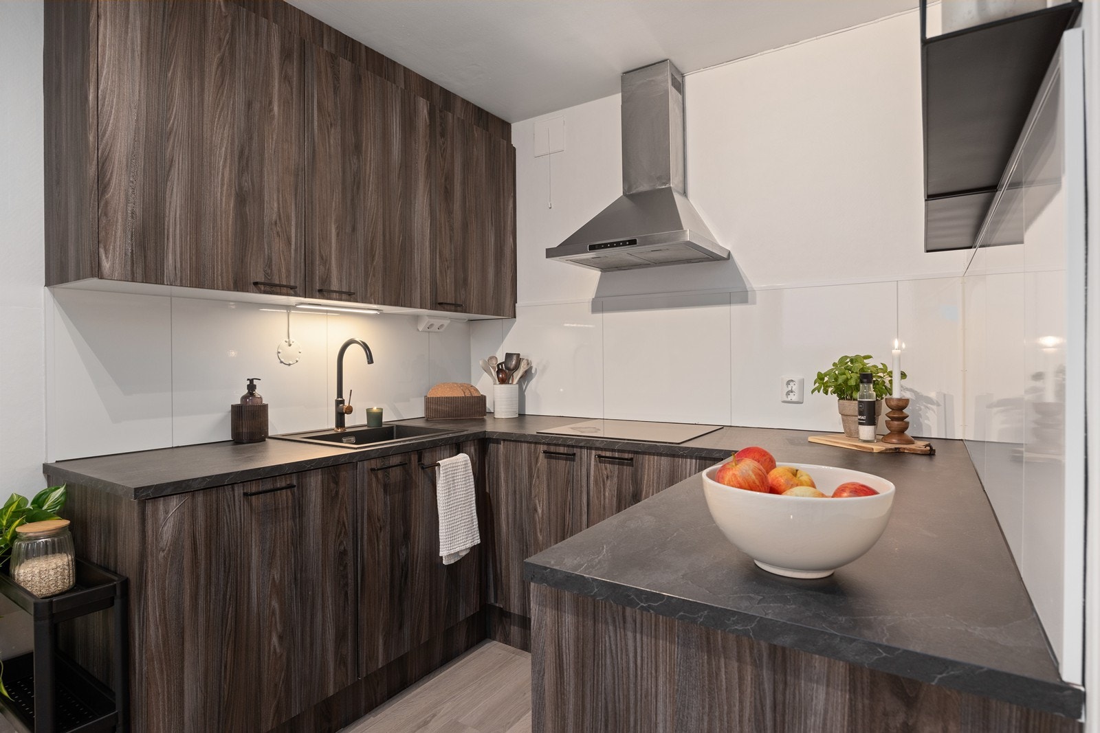 Nyere kjøkken med innebygget induksjonsovn, stekeovn og micro Galleribilde