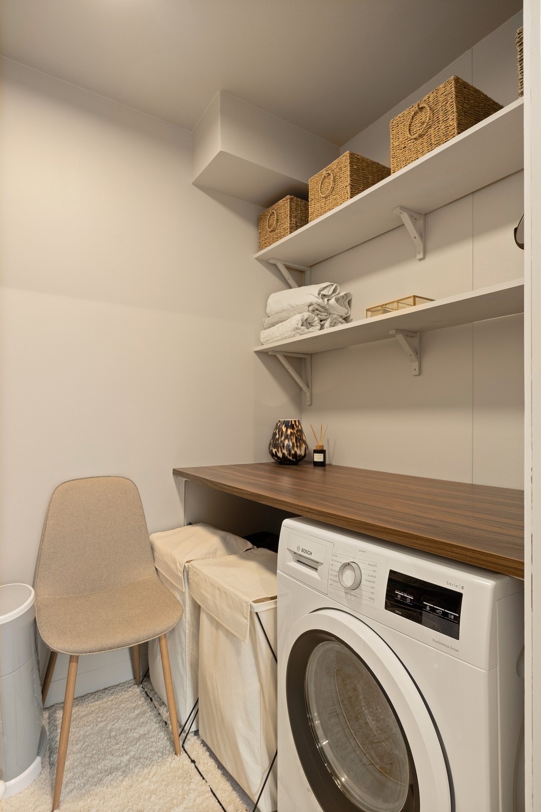 Innredet rom med vaskemaskin Galleribilde