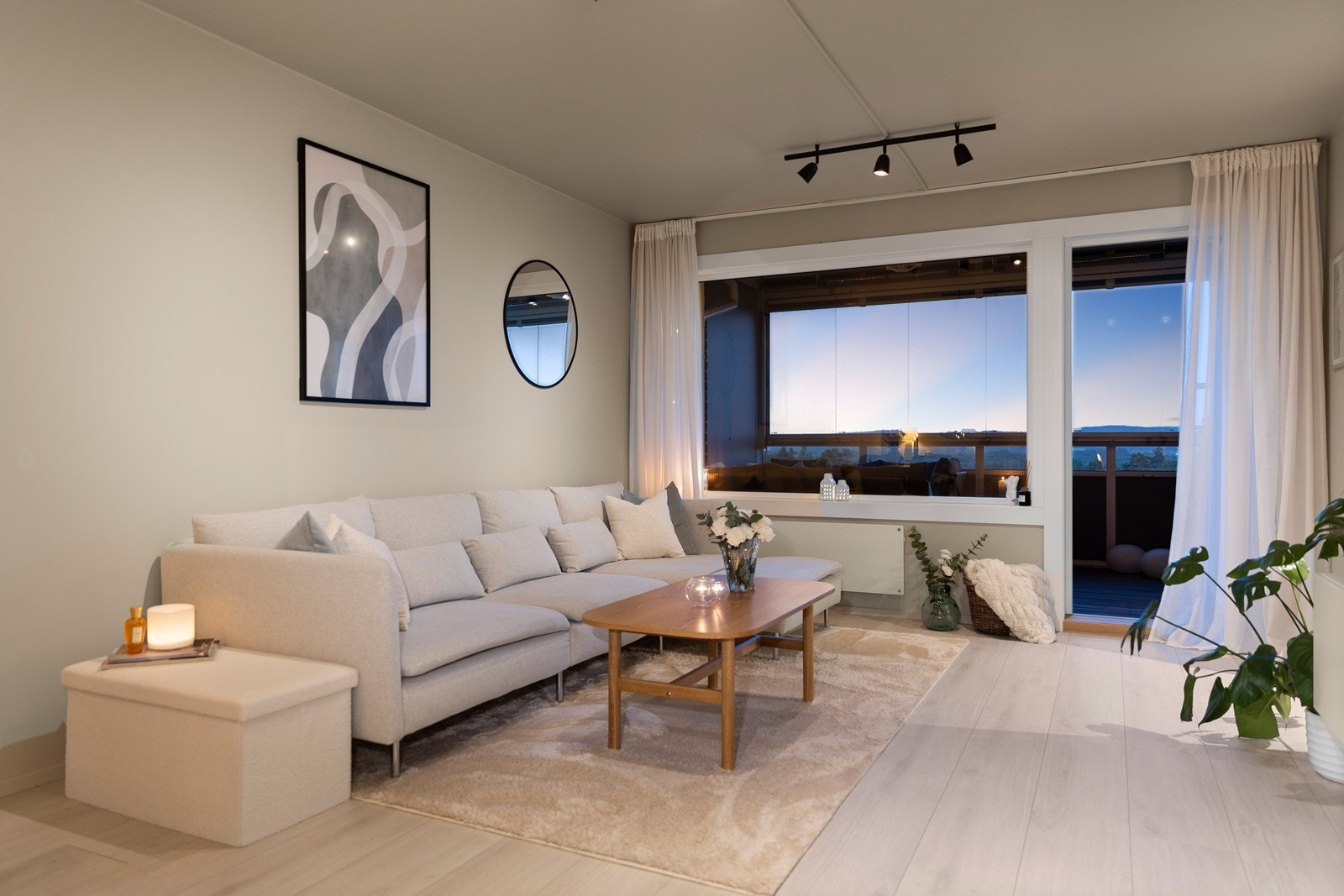 Leiligheten ligger i andre etasje og har entré/gang, to soverom, bad, stue, kjøkken, boder og innredet rom med vaskemaskin Galleribilde