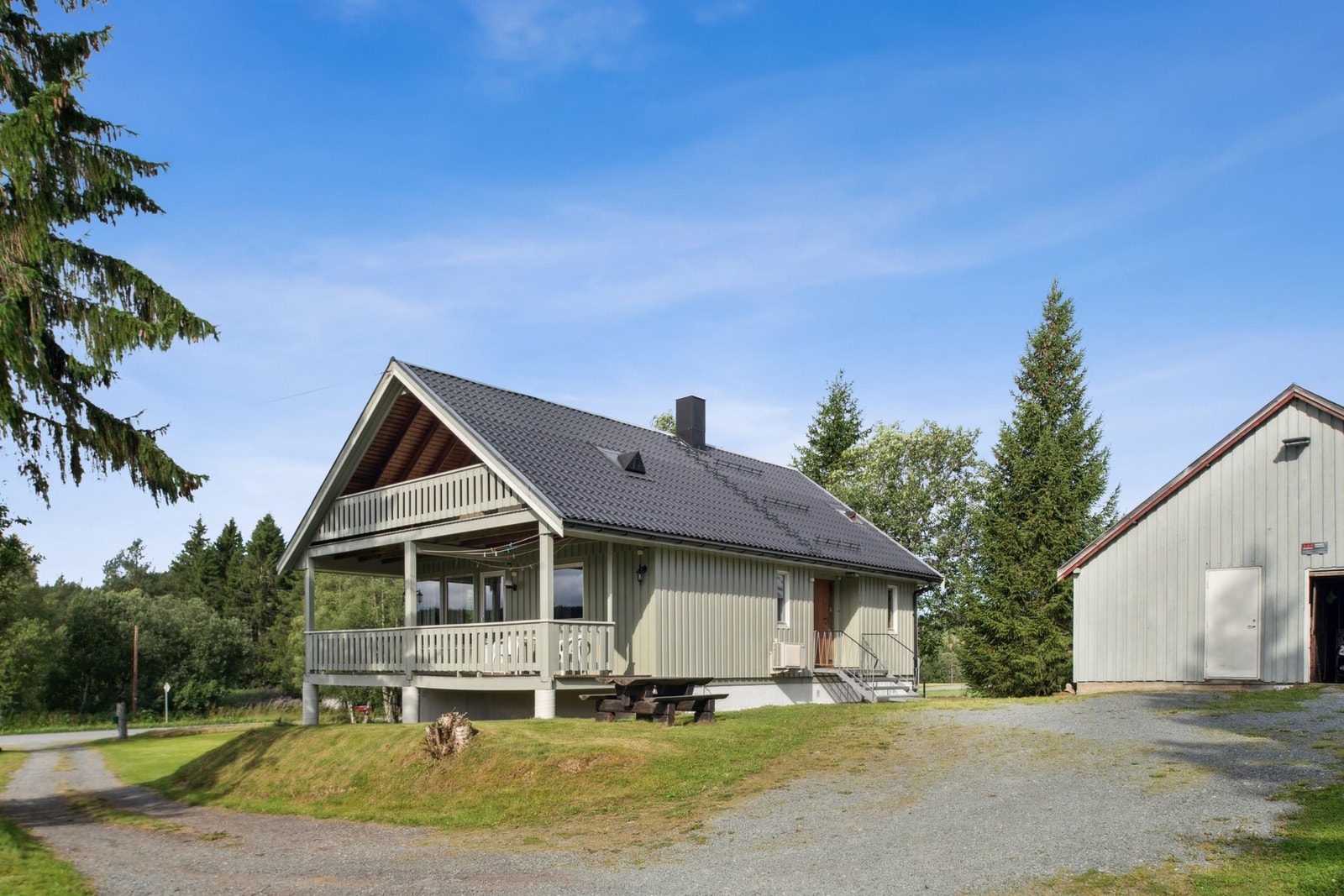 Eiendommen har et romslig, frittstående uthus som inkluderer garasje og redskapsbod. Galleribilde