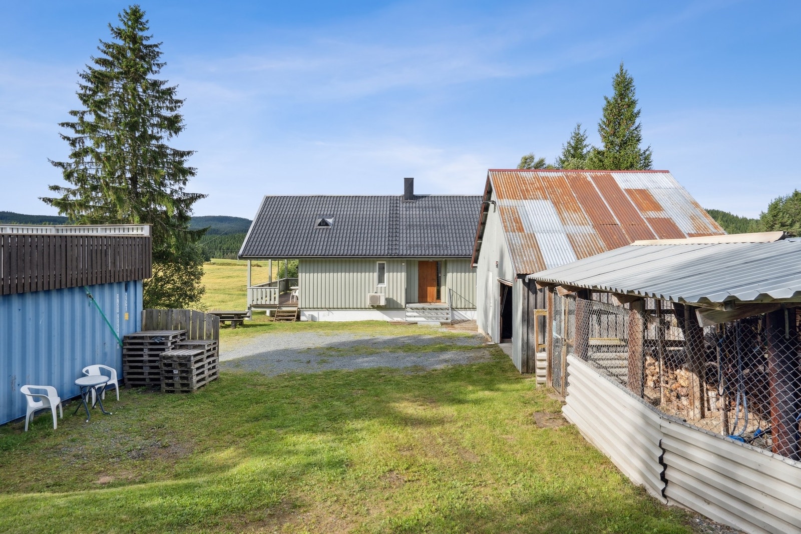 I tillegg finnes to tidligere kennelbygninger med totalt 16 hundegårder, nå tilpasset til biloppstillingsplasser, verksted eller ekstra lagringsplass. Galleribilde