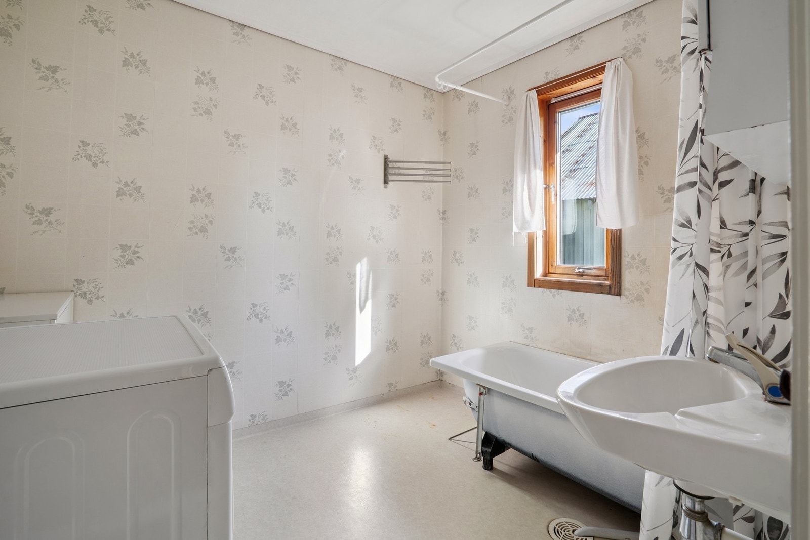 Baderommet, fra byggeåret, har gulvvarme under gulvbelegget og er utstyrt med vegghengt servant med armatur, speilskap, badekar med gulvstående armatur og opplegg for vaskemaskin. Mekanisk avtrekk i himlingen sikrer god ventilasjon. Galleribilde